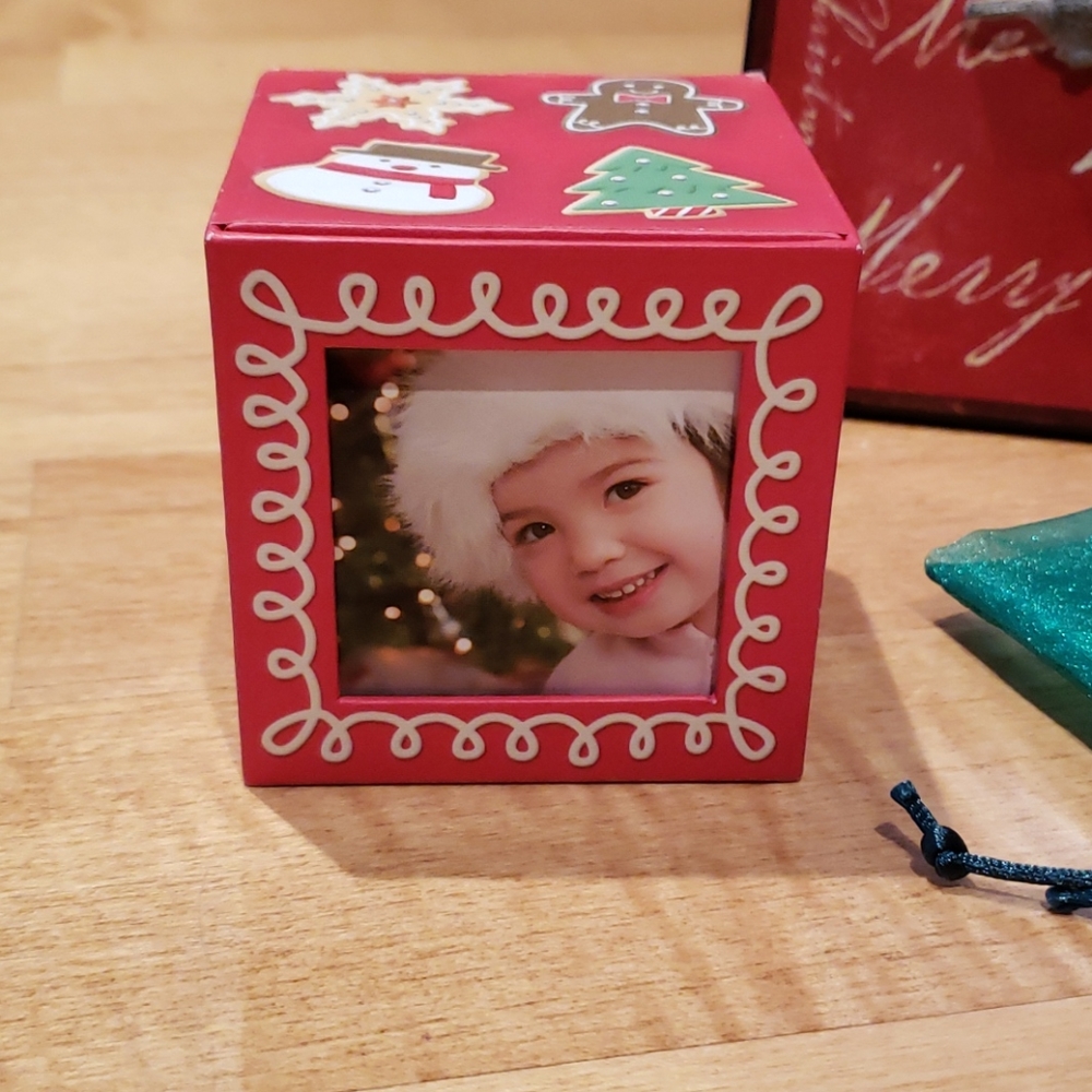 Christmas items - Picture 2 of 5